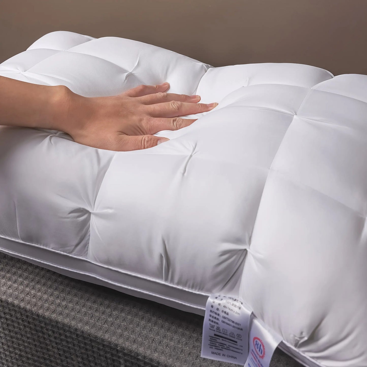 Luxury Hotel-Quality Neck Support Pillow, for Deep Sleep and Comfort, with a Fluffy Pillow Core, Suitable for All Seasons, a Perfect Gift